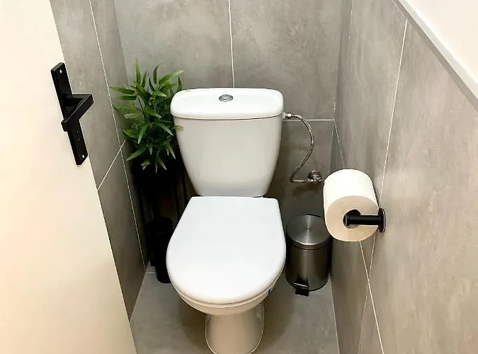 Dean - Next To Nivy Bus Station & Mall براتسيلافا