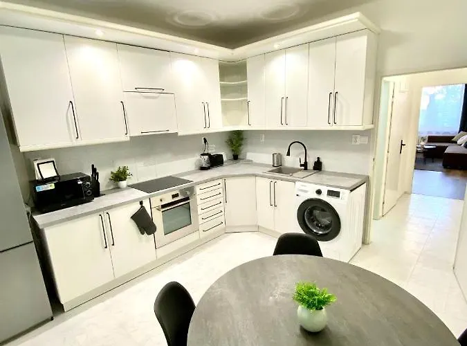 Dean - Next To Nivy Bus Station & Mall Apartment