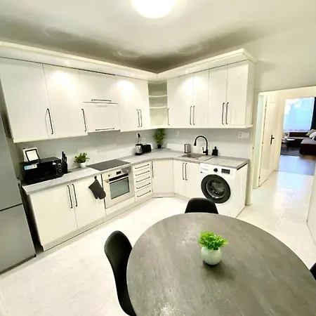 Dean - Next To Nivy Bus Station & Mall Apartment